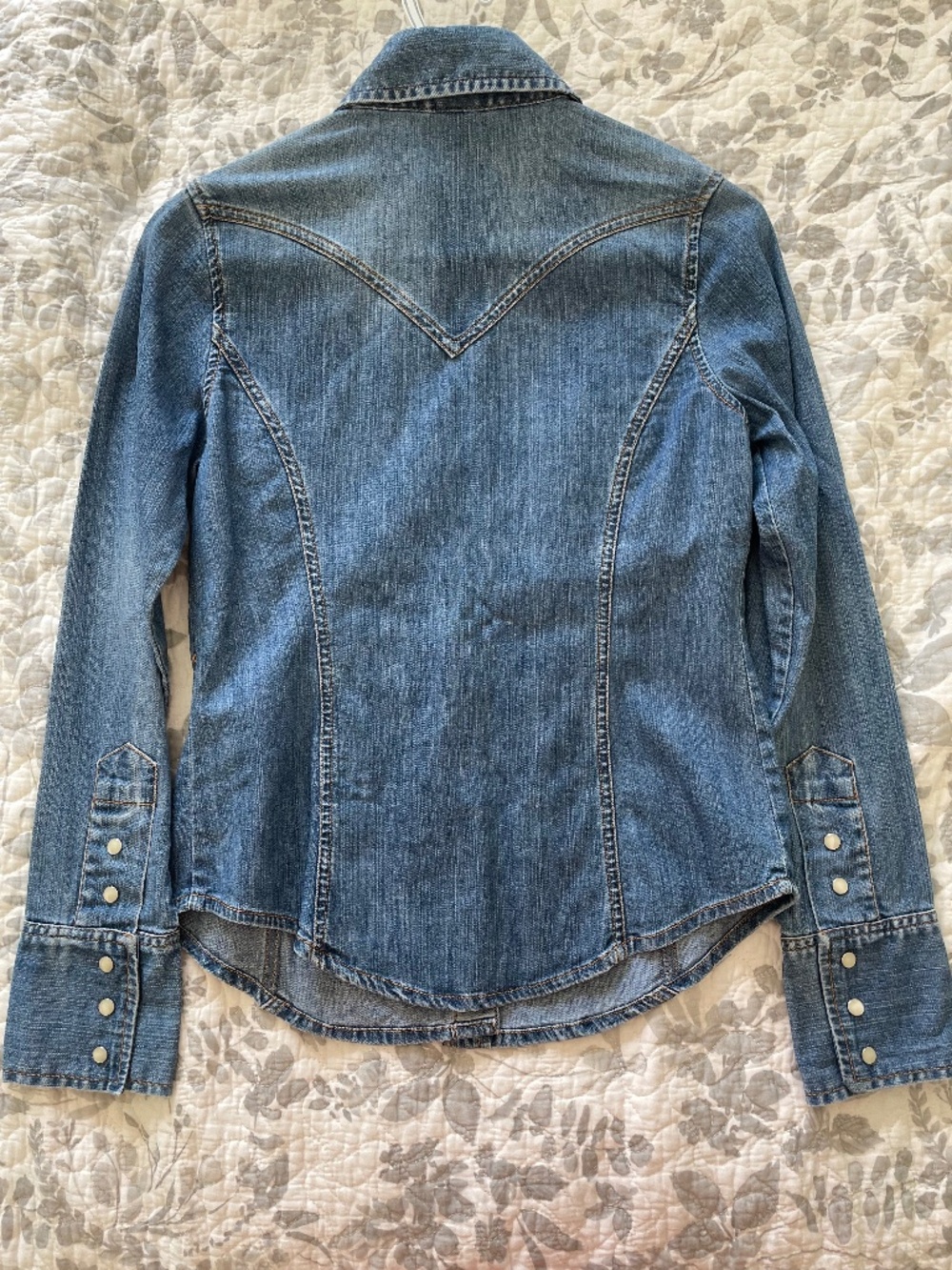 EUC Women’s Gap Denim Stretch Western Button Down Shirt With Pearl Snaps XSmall - Picture 4 of 4